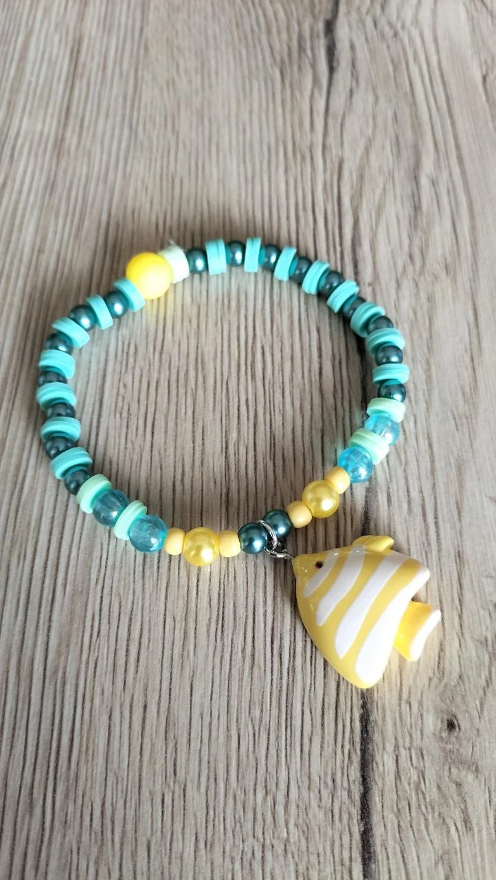 Bracelet à perles avec charm poisson rayé